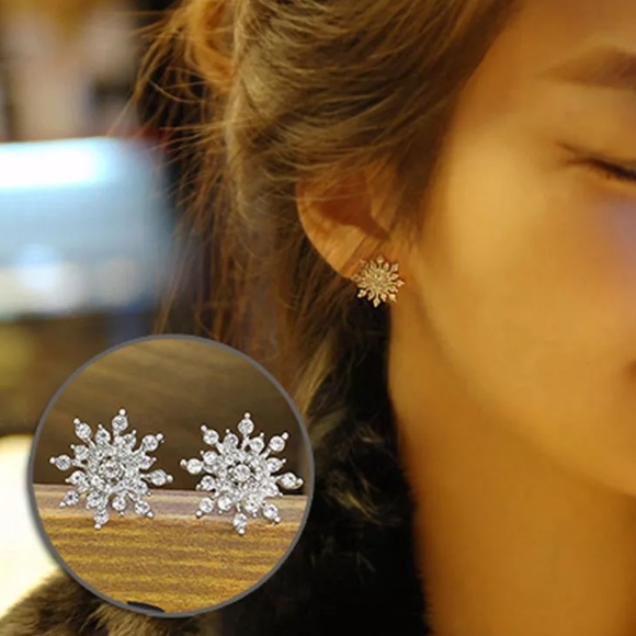 Pawsitively Posh Jewelry - {LANIE} sparkle snowflake ❄️ stud earrings